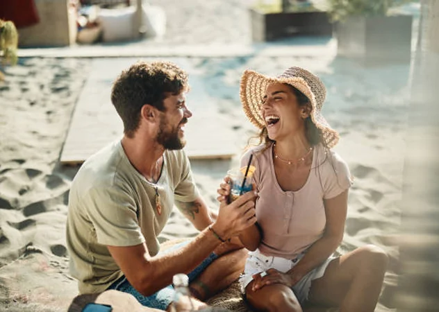 Una pareja comparte un momento durante su viaje