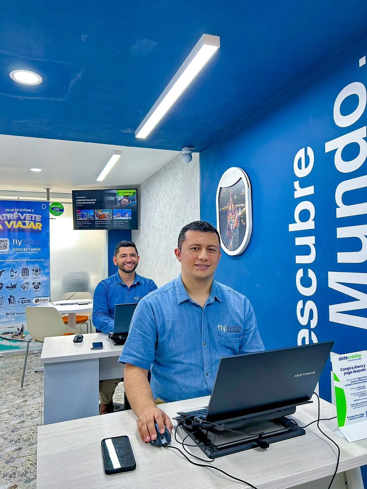 Equipo y oficina de FlyWorld