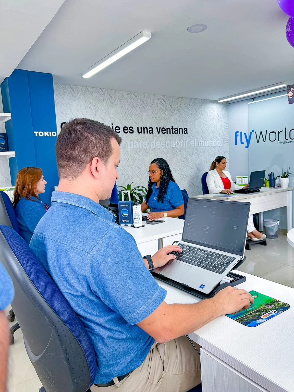 Equipo y oficina de FlyWorld