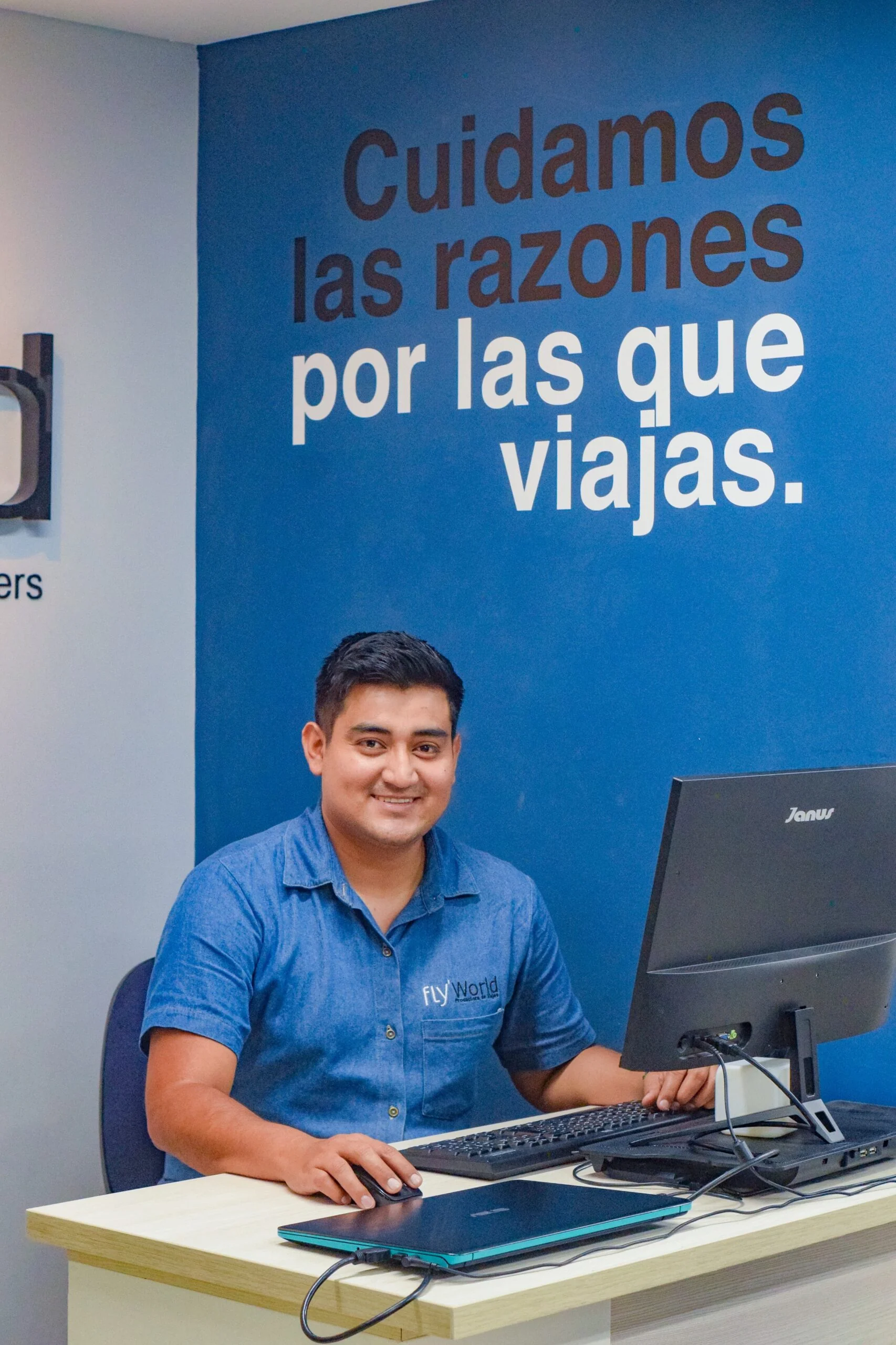 Equipo y oficina de FlyWorld